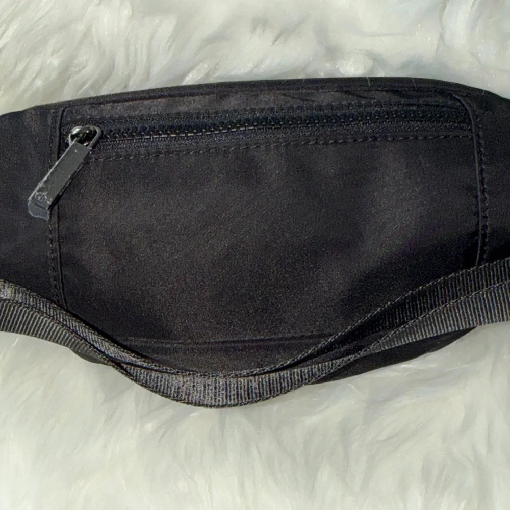 ALO Yoga Sleek Black Belt Bag - Picture 5 of 10